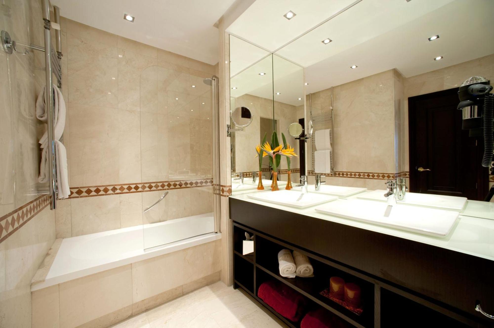 Deluxe Double Room (2 Adults + 1 Child)