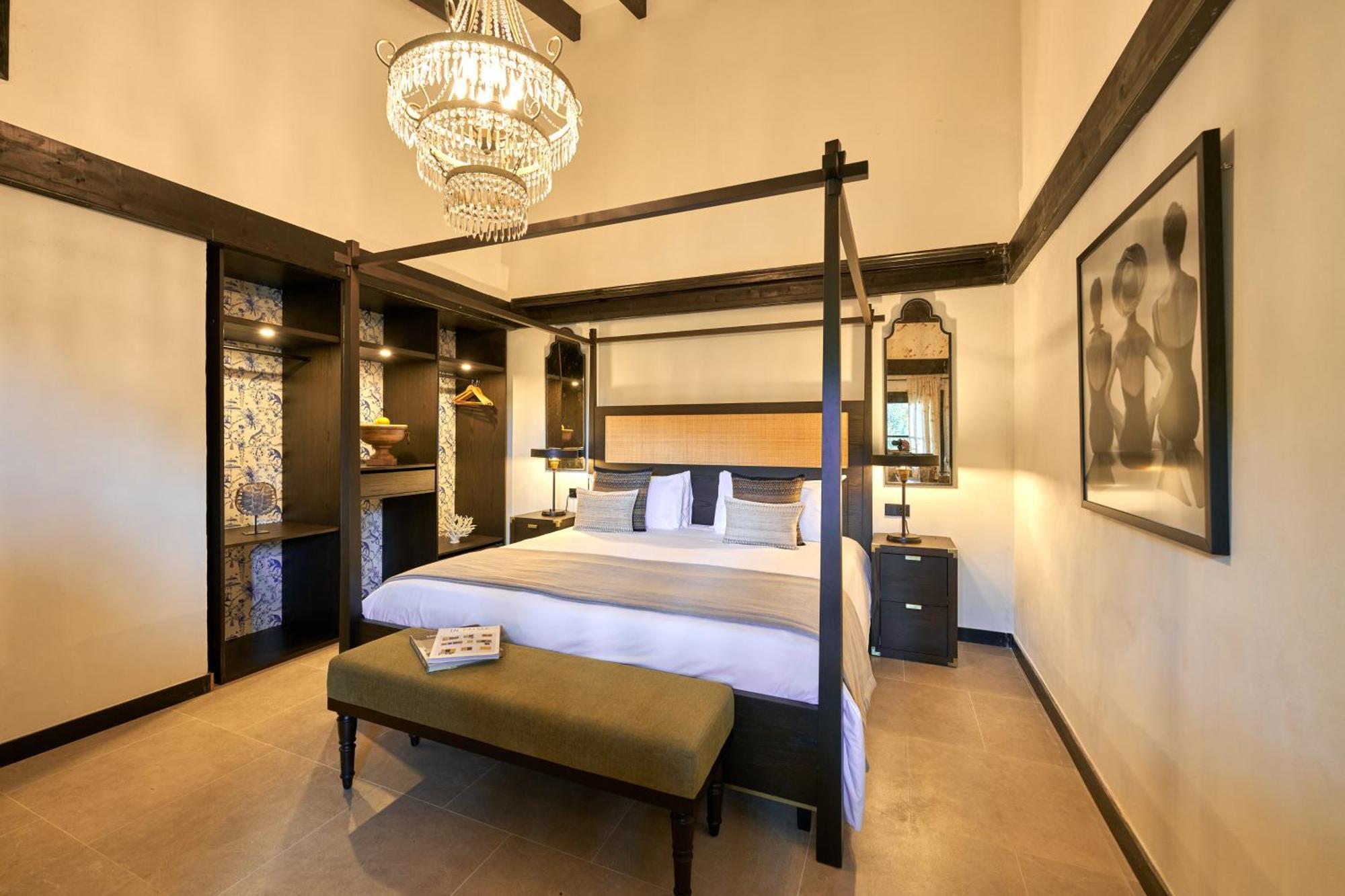 Zimmer mit Kingsize-Bett und Poolblick