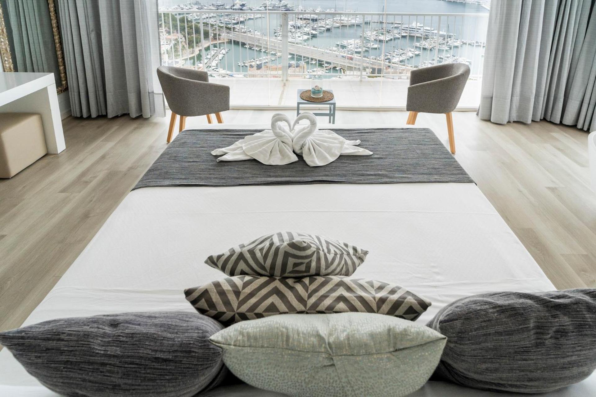 Deluxe Suite with Sea View