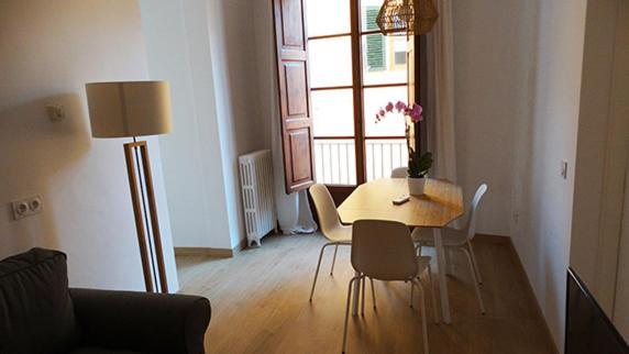 Dreibettzimmer mit Stadtblick