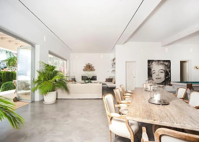 Modern White Villa Near Palma admite animales